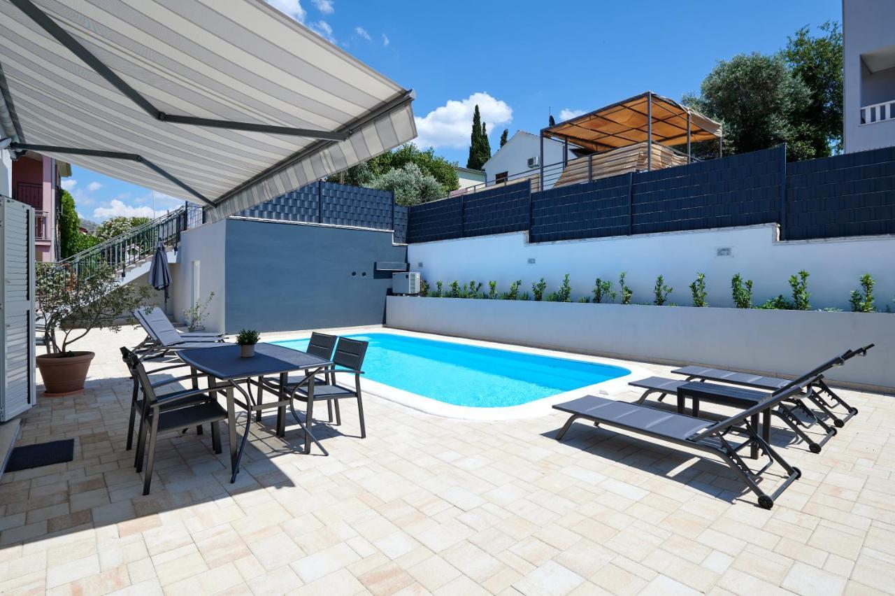Nela & Sara - 2 Apartments With Heated Swimming Pool Seget Vranjica Εξωτερικό φωτογραφία