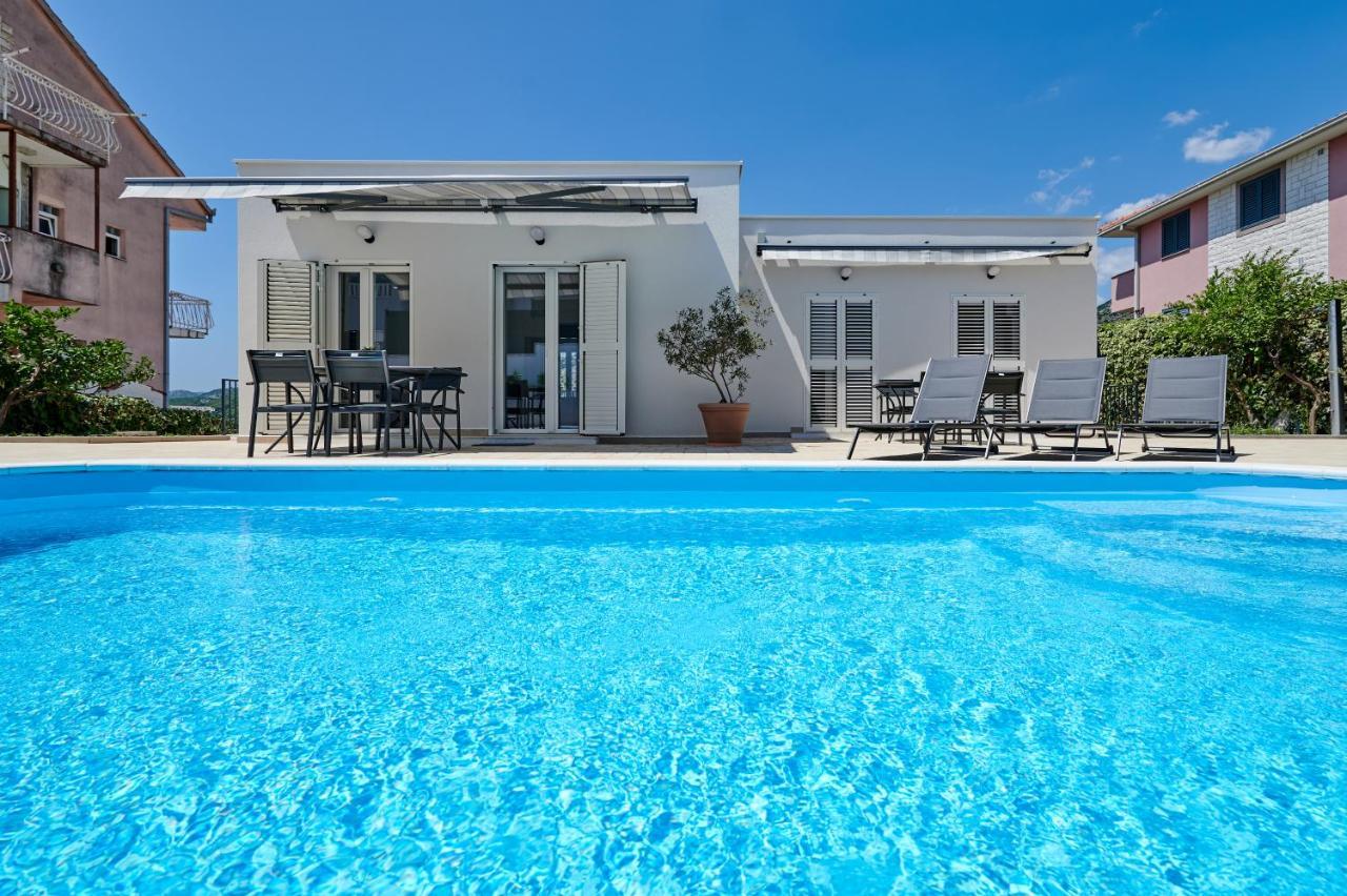 Nela & Sara - 2 Apartments With Heated Swimming Pool Seget Vranjica Εξωτερικό φωτογραφία