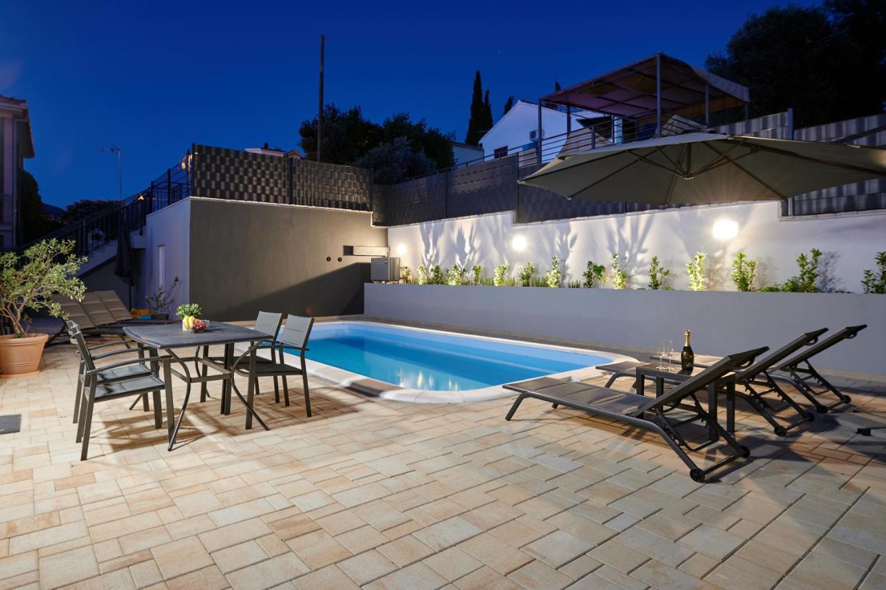 Nela & Sara - 2 Apartments With Heated Swimming Pool Seget Vranjica Εξωτερικό φωτογραφία