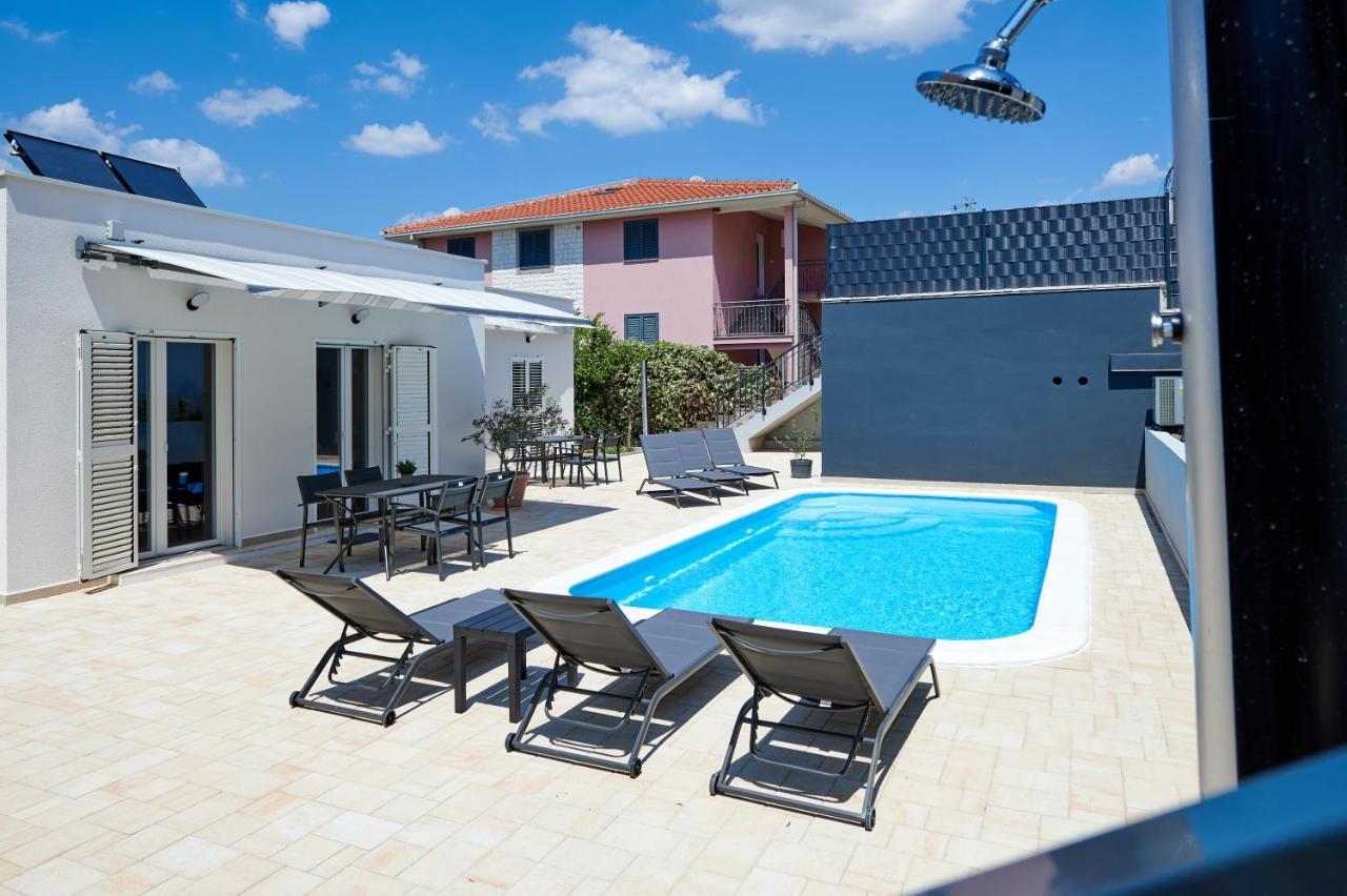 Nela & Sara - 2 Apartments With Heated Swimming Pool Seget Vranjica Εξωτερικό φωτογραφία