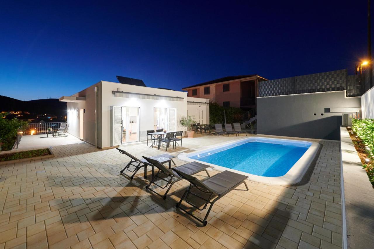 Nela & Sara - 2 Apartments With Heated Swimming Pool Seget Vranjica Εξωτερικό φωτογραφία