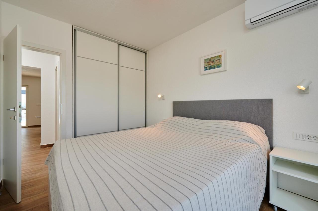Nela & Sara - 2 Apartments With Heated Swimming Pool Seget Vranjica Εξωτερικό φωτογραφία