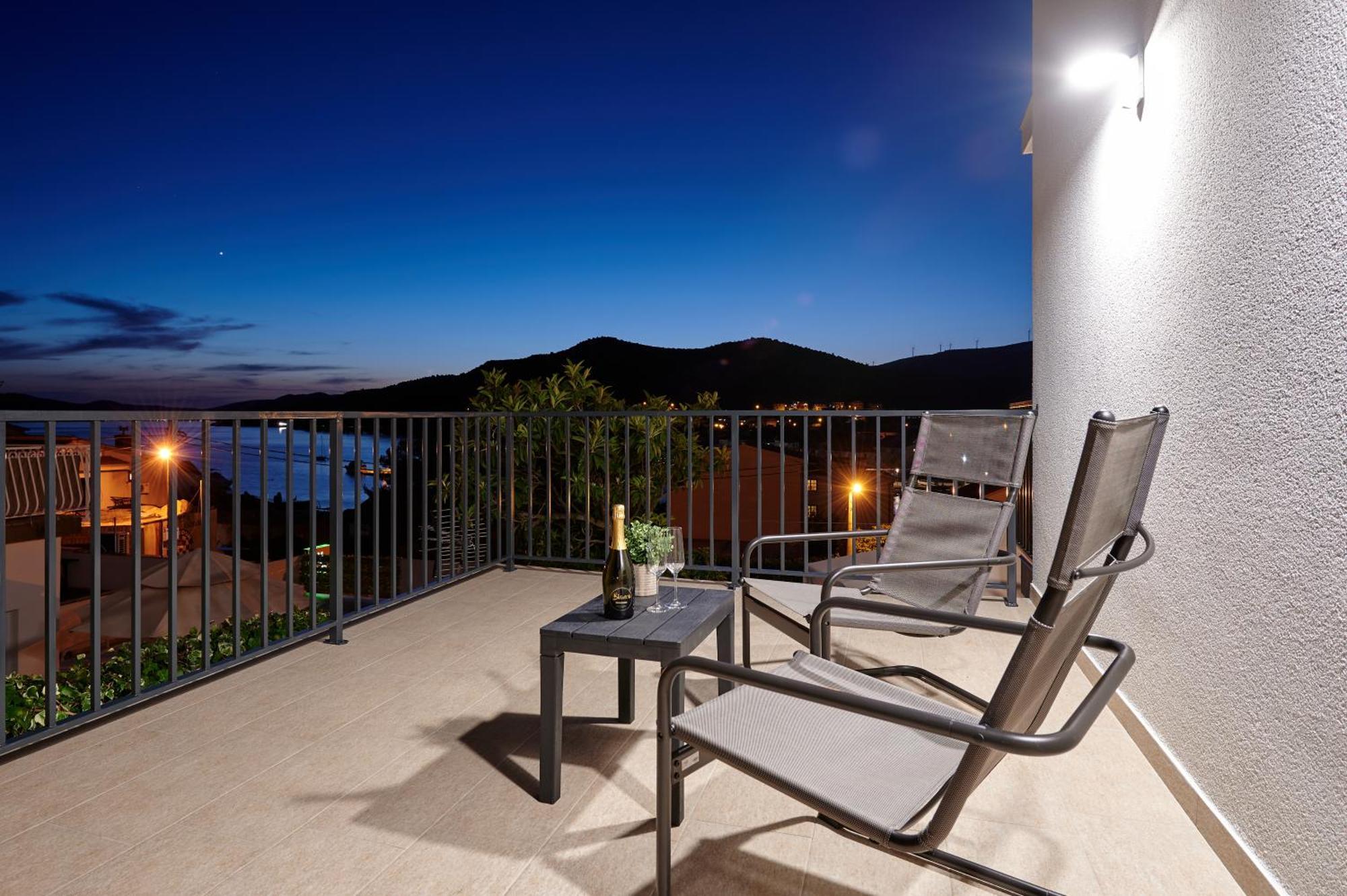 Nela & Sara - 2 Apartments With Heated Swimming Pool Seget Vranjica Εξωτερικό φωτογραφία